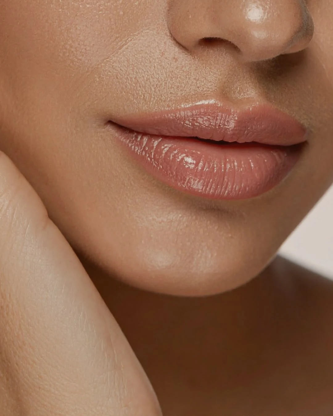 Close dos lábios e do contorno facial de uma mulher